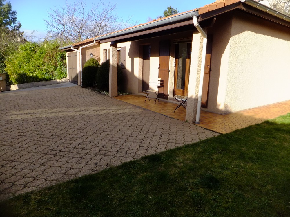 Terras / parkeerplaats voor het huis